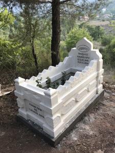 Kaypak Urfa taşı kabartma mezar 32