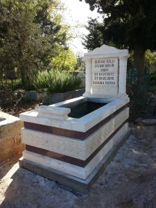 Zeytinli Urfa taşı granit bantlı mezar 22